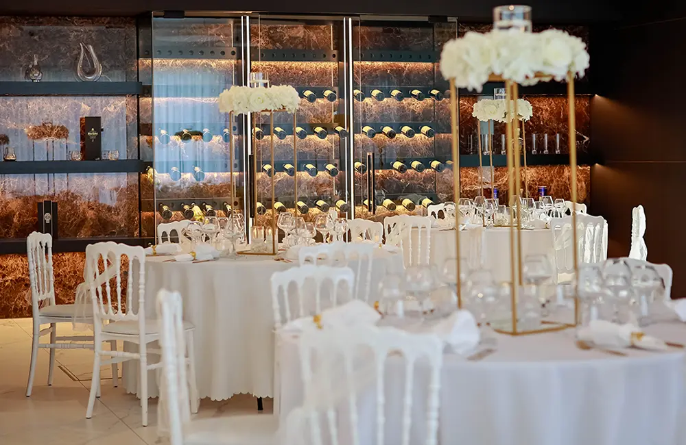 Tables dressées pour un mariage à l'Alexandrin