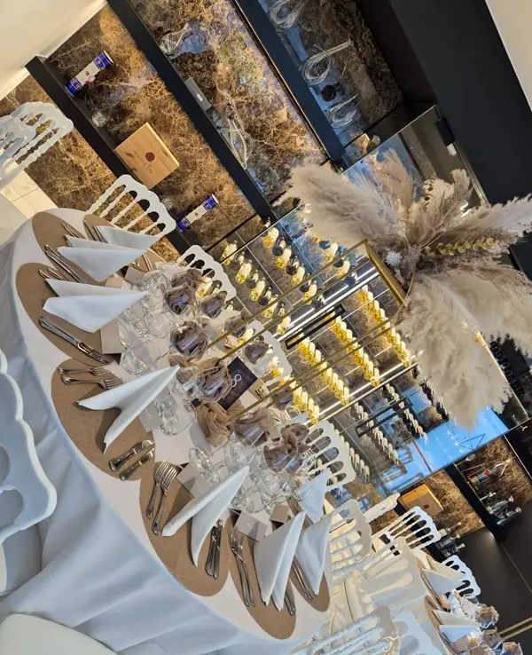 Table montée dans notre salle l'Alexandrin